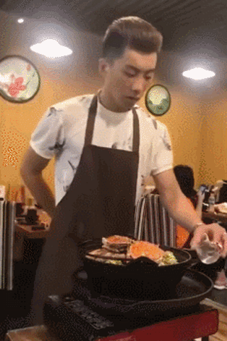 гифка с огненным фокусом при подаче суши в японском ресторане
