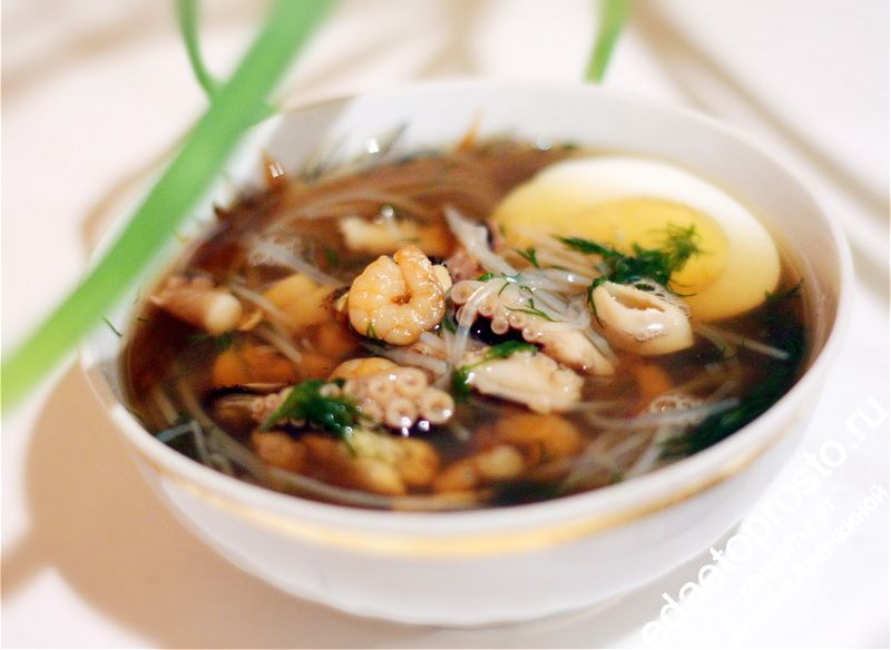 китайский рыбный суп в тарелке