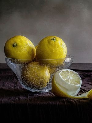фото заставка к лимонной диете - девушка с лимоном