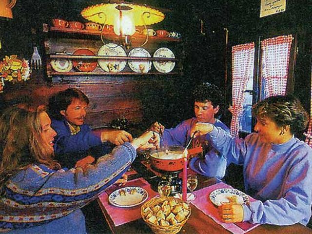 фото ужина с традиционным фондю