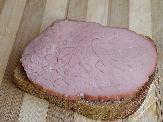Фото простого бутерброда - хлеб с окороком в/к.
