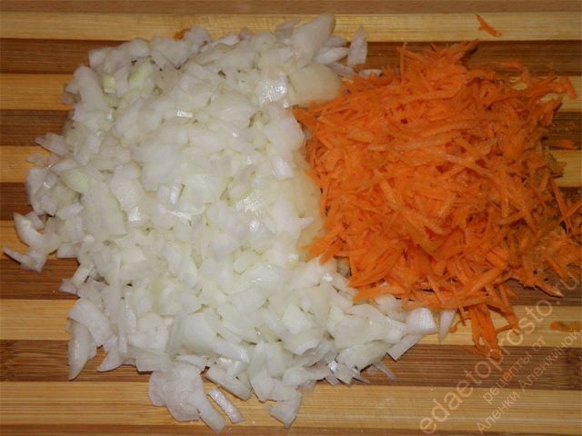 шинкуем лук и натираем морковку