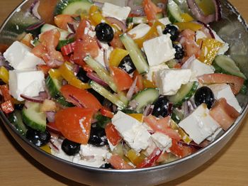 заставка к разделу салатов и закусок, фото греческого салата в миске