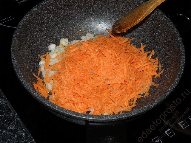 лук и морковь пассеруем на оливковом масле
