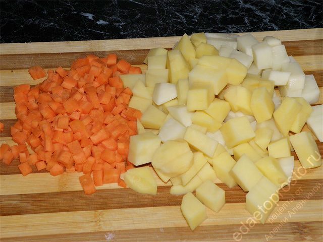 Морковь, картофель нарезать кубиками