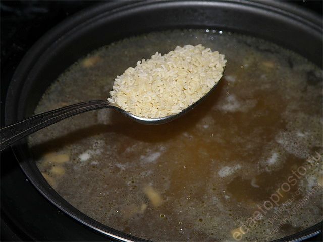 добавить в грибной суп макаронные изделия и зелень