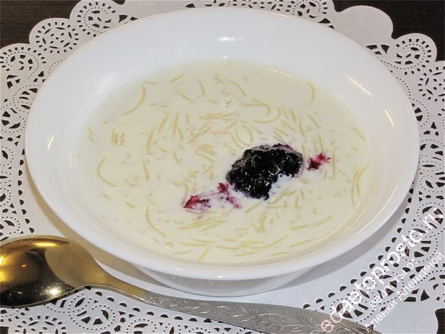 молочный суп с чайной ложкой варенья