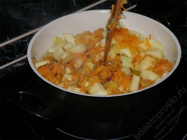 добавляем обжаренный лук и морковь