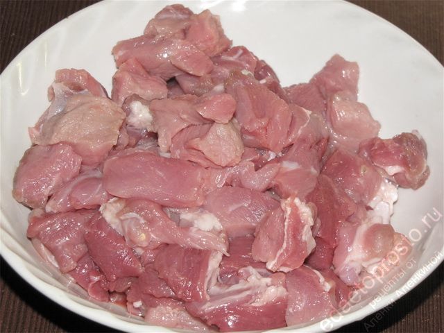 Нарезать свинину