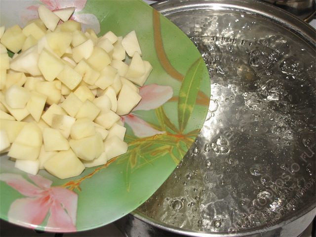 выложить нарезанный картофель в кастрюлю с кипящей водой