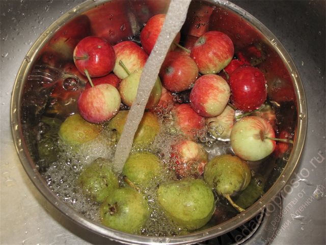 Промыть груши и яблоки