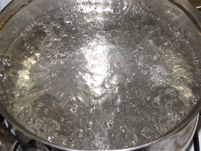 Довести воду в кастрюле до температуры кипения