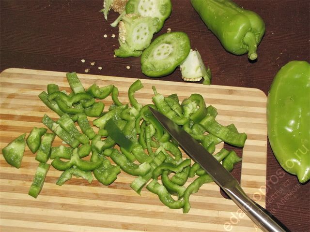 перцы порезать соломкой, пошаговое фото этапа заготовки овощного салата на зиму