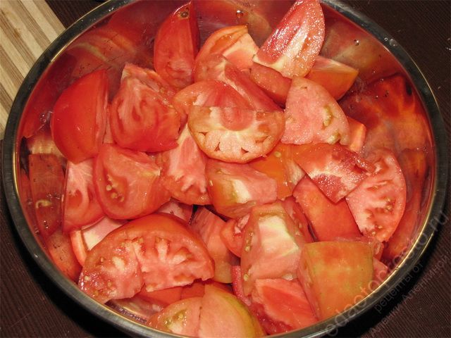 помидоры измельчить на небольшие кусочки