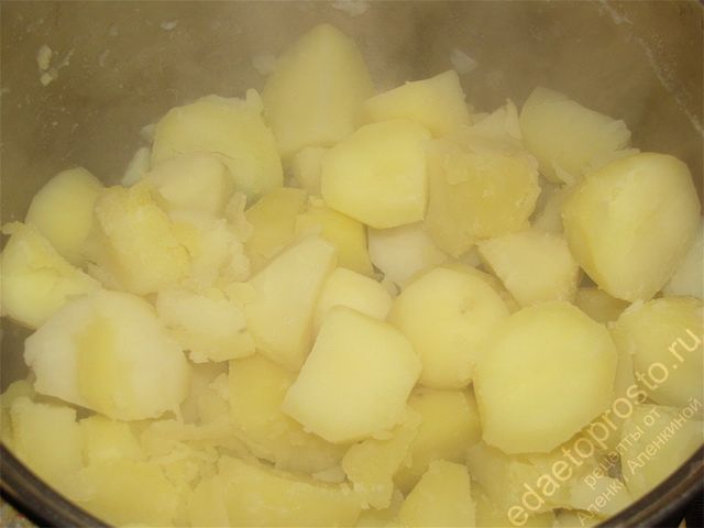 Слить с отваренного картофеля полностью воду и дать ему остыть