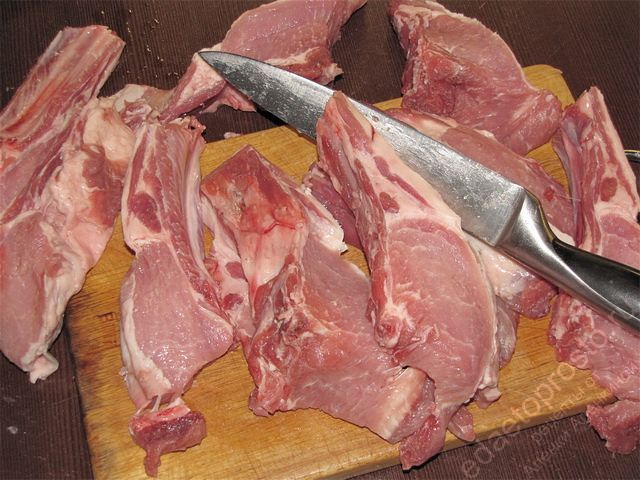 Нарезать мясо на куски толщиной не больше двух сантиметров