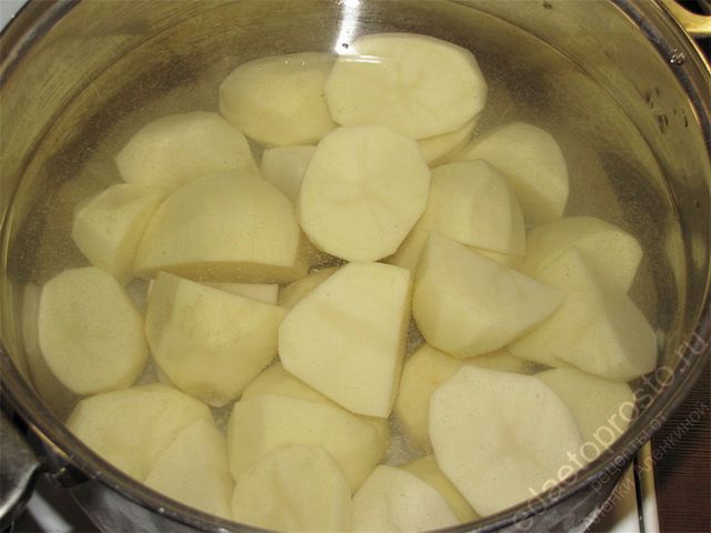 подготовленный картофель в кастрюле с водой