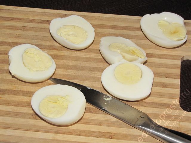Разрезать очищенные яйца вдоль на две половинки