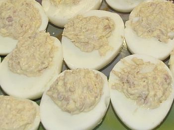 фото вкусных фаршированных яиц на праздничном столе