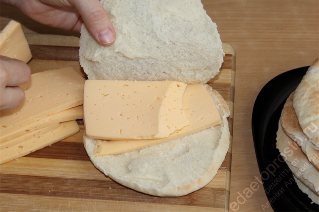 В кармашек питы равномерно уложить сыр, пошаговое фото  приготовления питы с сыром