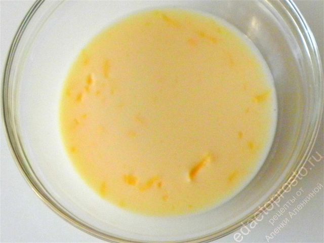 Добавьте молоко и натертый на средней терке кусочек сыра