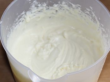 фото вкусного заварного крема в чаше миксера