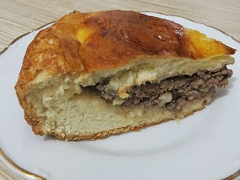 фото вкусного пирога с мясом на тарелке