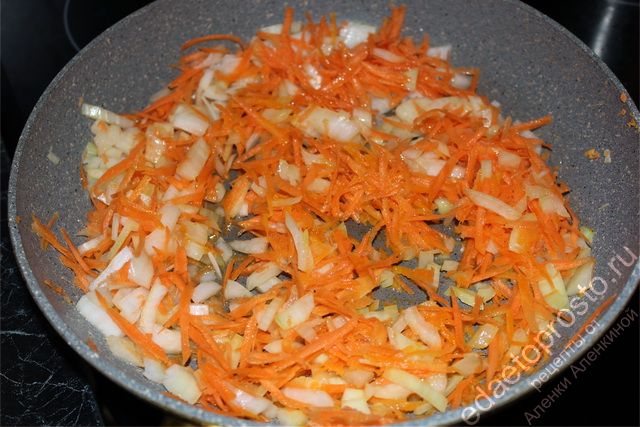 нагреть растительное масло, выложить туда морковь и лук