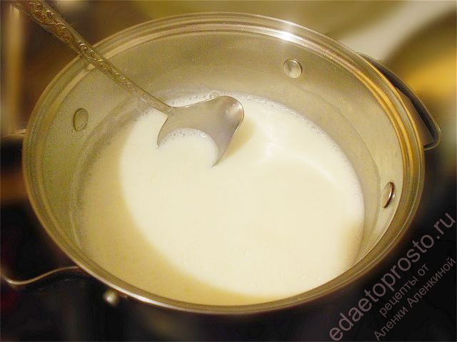 молоко нужно перемешивать длинной ложкой, фото