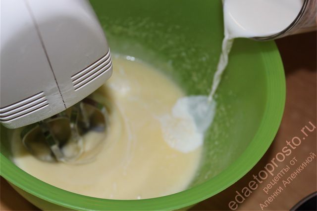 Молоко подогреть до комнатной температуры и ввести тонкой струйкой