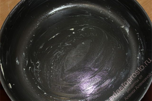 Форму для выпекания пирога смазать сливочным маслом