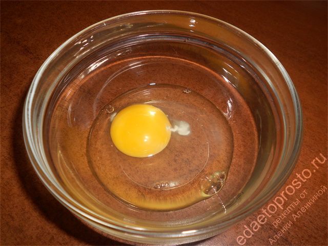 вбиваем яйцо в глубокую тарелку