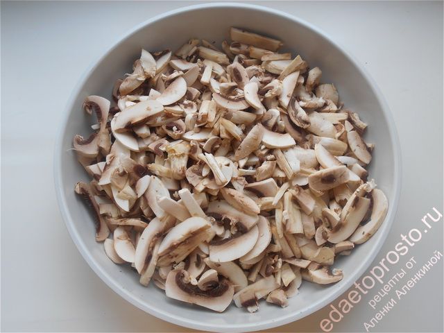 Выкладываем грибы на сковороду с растительным маслом