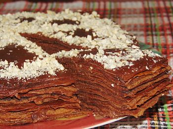 фото вкусного шоколадного блинного торта на тарелке