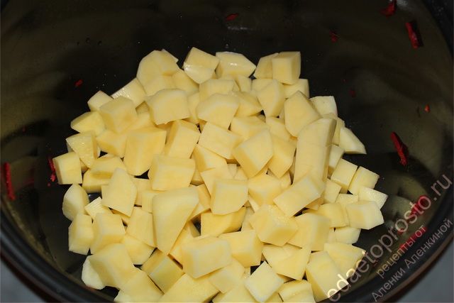 картофель выложить на дно мультиварки