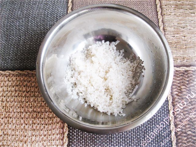 помещаем рис на дно кастрюли и заливаем водой