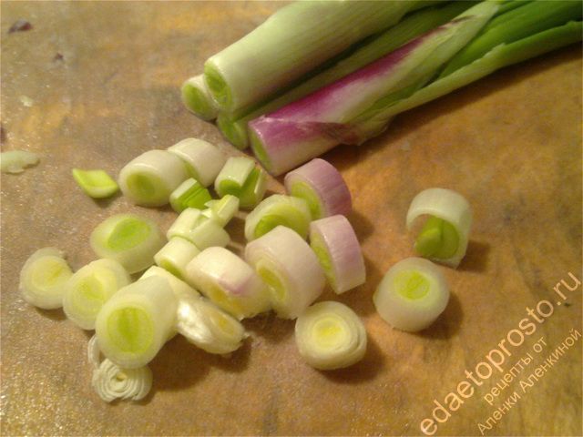 Зеленый лук, нарезанный красивыми «колечками» и чеснок добавят салату декоративности