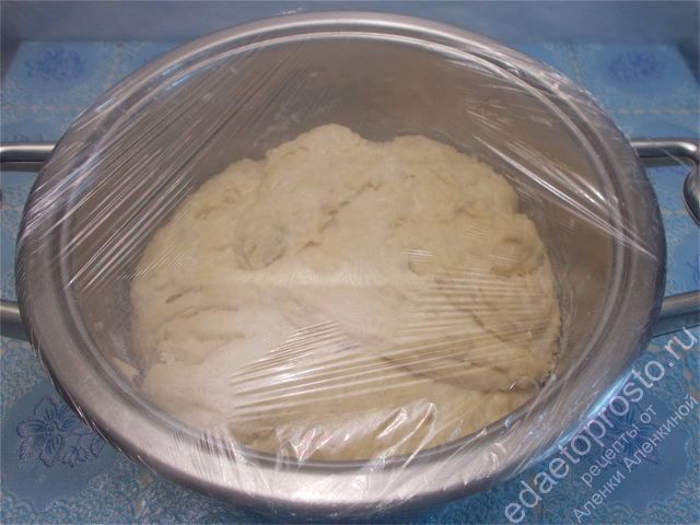 Через 40 минут тесто поднимется, фото очередного шага приготовления пирожков в духовке