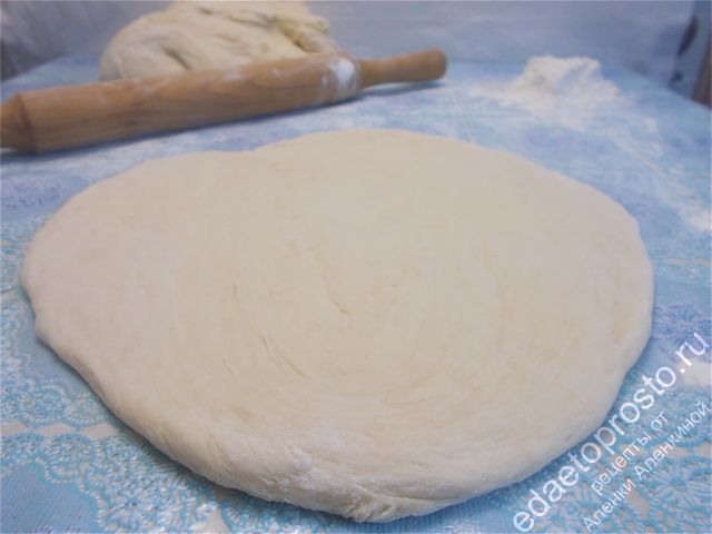 готовое тесто нужно раскатать скалкой до толщины около 1 сантиметра