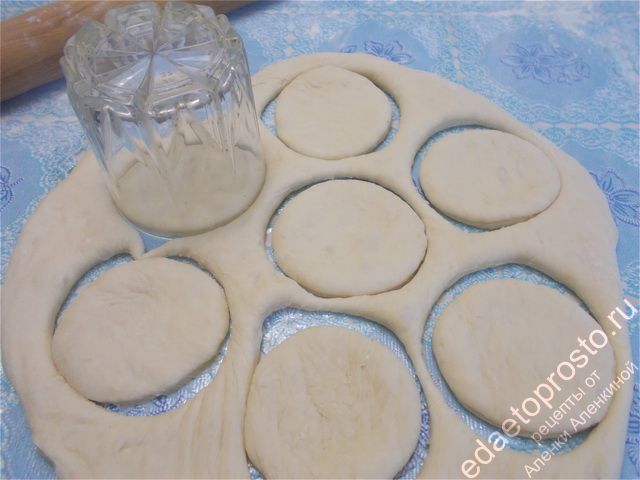 вырезать заготовки для пирожков. фото этапа приготовления пирожков в духовке