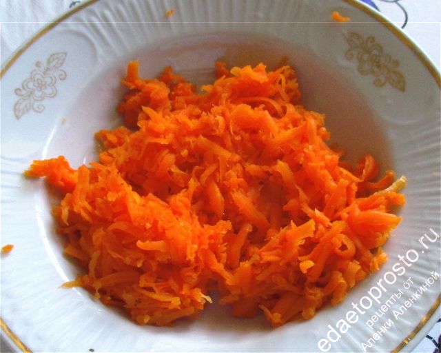 Натрите на средней тёрке остывшую морковку