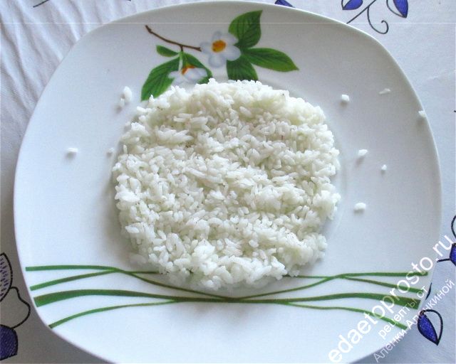 Выложите на блюдо рис, придав ему форму круга