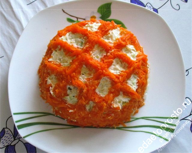 сделайте узор, выкладывая морковку в виде решётки