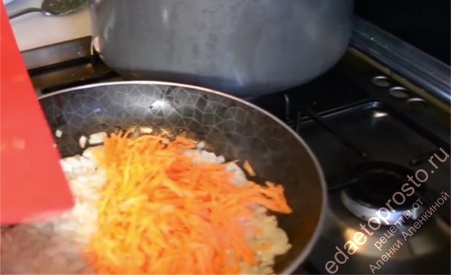 добавляем морковь и все вместе тушим