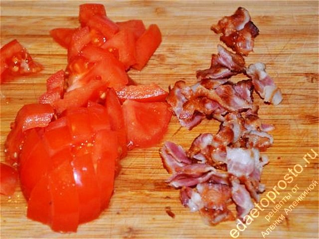 нарезать помидоры и бекон