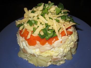 фото вкусного салата Пенёк на тарелке