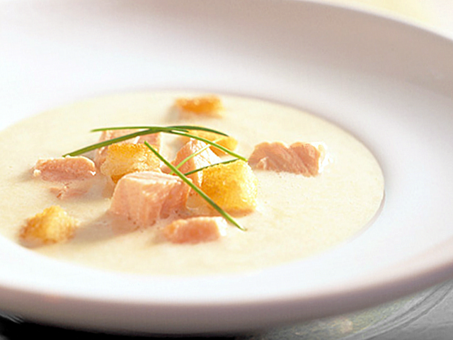 фото рыбного крем-супа в тарелке
