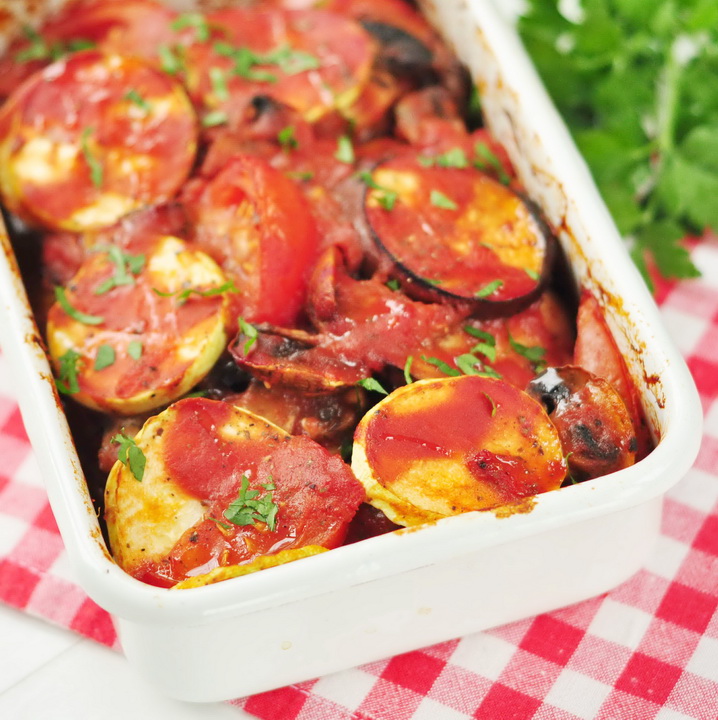 фото блюда Овощной соус с баклажанами и помидорами черри 