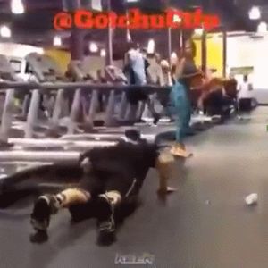 гиф с падением мужчины на тренажере беговая дорожке