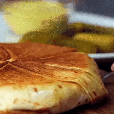 пирог с ветчиной и сыром из тортильи, гиф блюда с рецептом